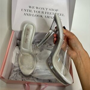 CLEAR HEELS!! UNIQUE FIND🤍⭐️